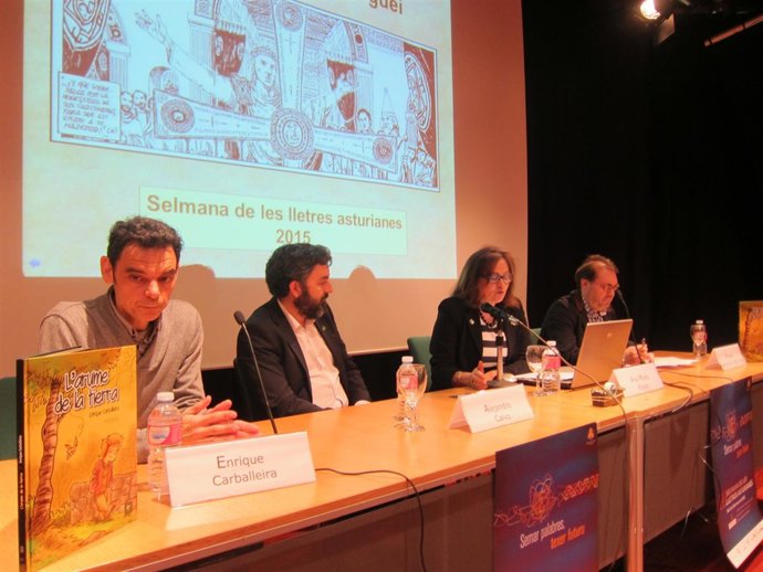 Carballeira (izquierda) durante la presentación de su obra. 