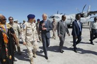 Morenés visita la misión militar en Somalia, una de las más peligrosas