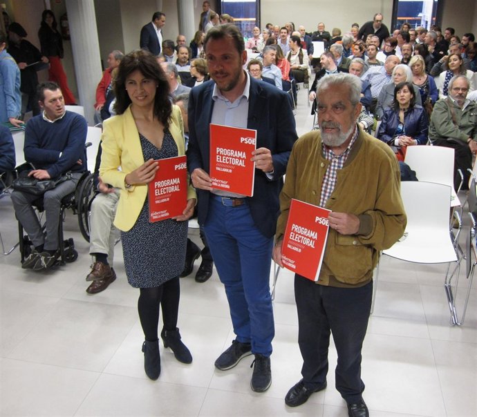 Óscar Puente flanqueado por Ana Redondo y el exalcalde Tomás Rodríguez Bolaños 