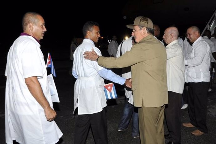 Raúl Castro despide a médicos cubanos que lucharán contra el ébola