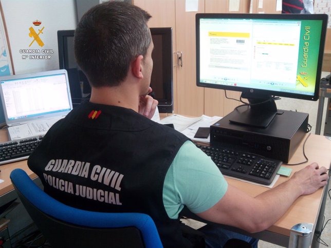 Guardia Civil trabajando con su ordenador