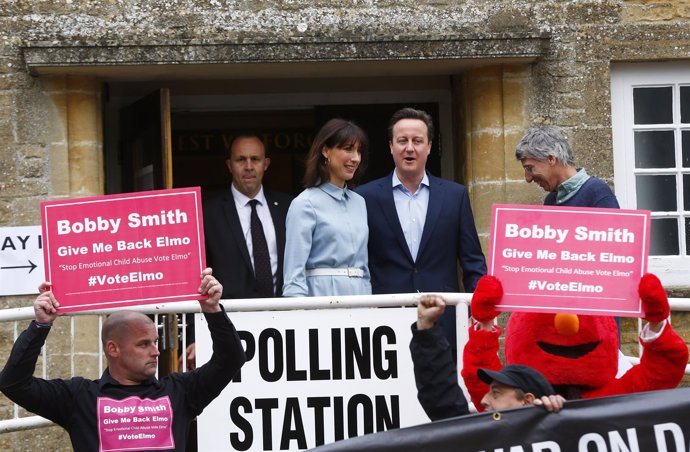 Protestas frente al colegio electoral donde ha votado David Cameron