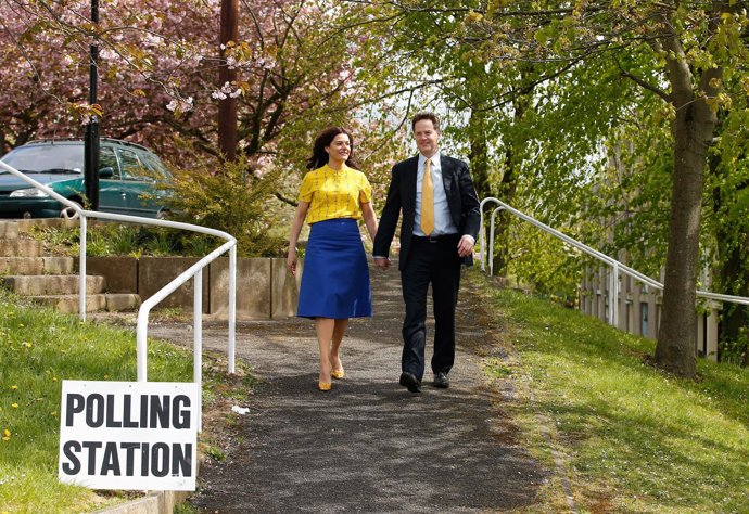 Líder del partido liberal democrático, Nick Clegg, acude a votar con su mujer