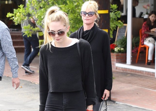 Melanie Griffith y su hija Stella Banderas paseando por las calles de West Holly