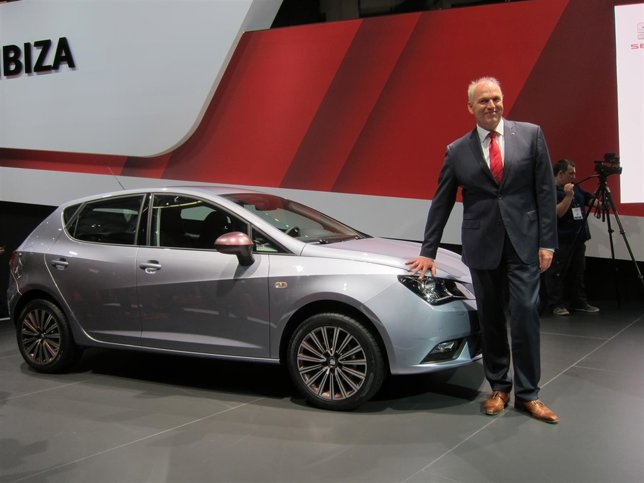 El pte. De Seat J.Stackmann en el Salón del Automóvil de Barcelona