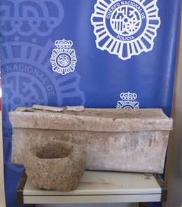 Urna funeraria y crisol recuperados en la operación policial.