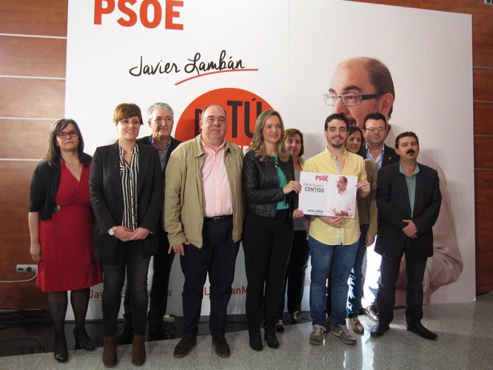 Alegría y Fernández junto a los militantes socialistas este jueves en su sede
