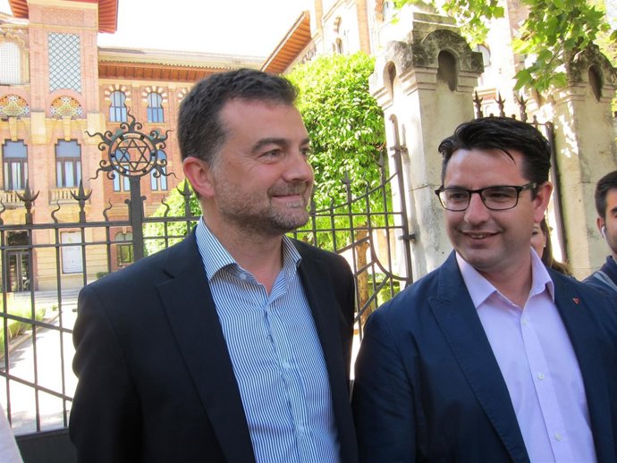 Maíllo junto a García ante el Rectorado de la UCO