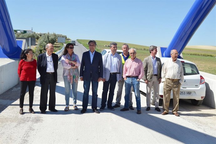 Lorite (centro) en su visita a Santaella