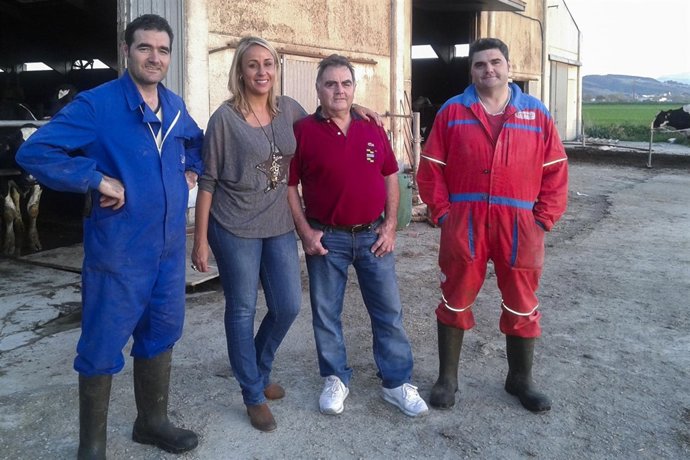 La consejera en su visita a la ganadería