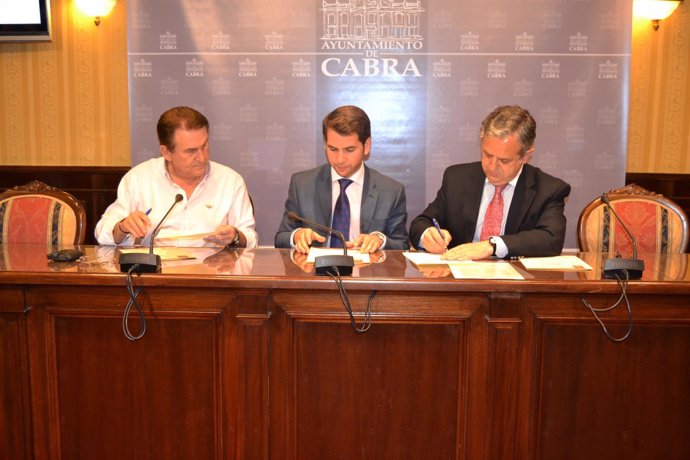 Mesa, Priego y Fuentes (dcha.) durante la firma