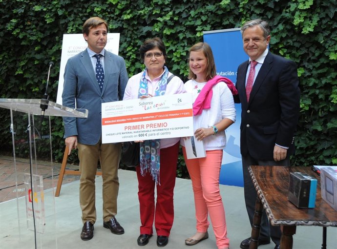 Repullo (izda.) y Fuentes (dcha.) con una de las premiadas