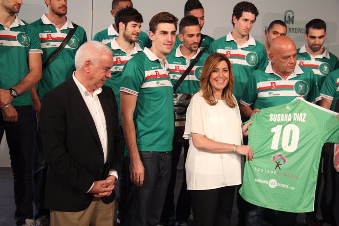 Susana Díaz recibe una camiseta del Club Unicaja de Voleibol
