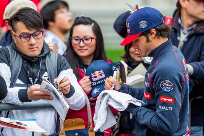 Carlos Sainz firmando autógrafos en el Gran Premio de China.