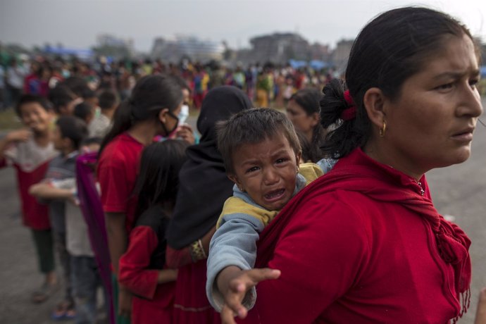Víctimas del terremoto esperan a recibir ayuda en Katmandú