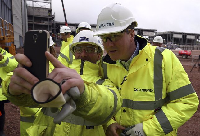 El primer ministro británico, David Cameron, haciéndose un 'selfie'