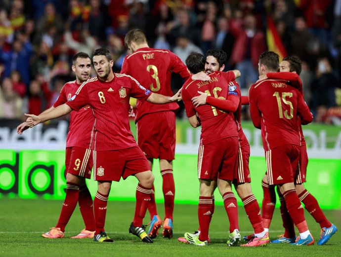 Isco, Koke, Piqué y Ramos celebra un gol con España (selección española)