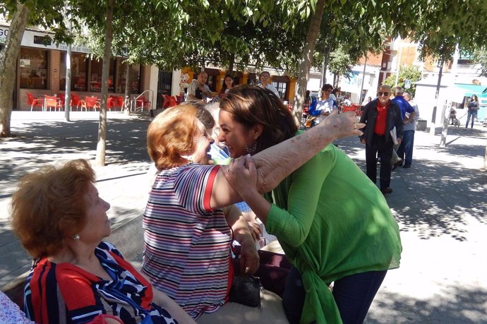 Ambrosio saluda a unas mujeres en el Naranjo