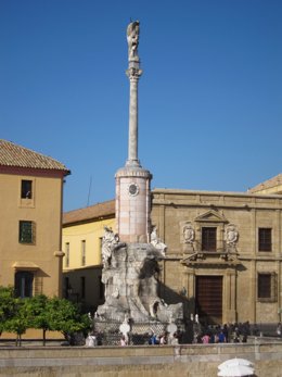 Monumento y plaza del Triunfo de San Rafael, junto a la Mezquita