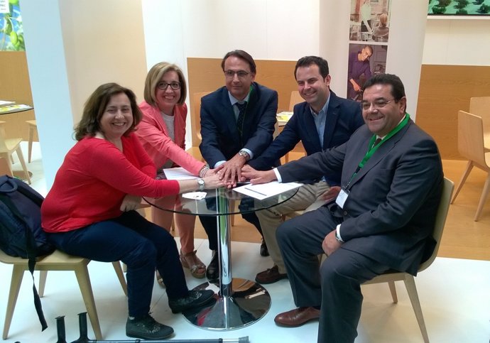 Firma del acuerdo entre COAG y la Obra Social La Caixa