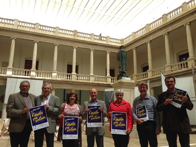 Miembros de Escola Valenciana en la presentación de la campaña