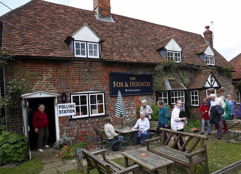 Británicos acuden a votar a un pub en las eleccion