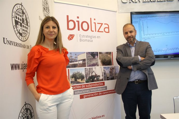 Responsables de Bioliza presentan la empresa en Expoliva 2015.