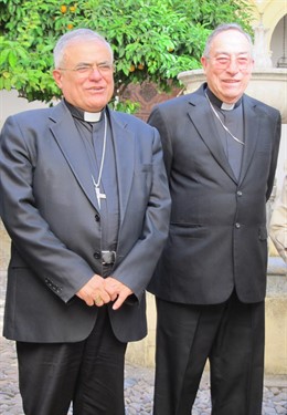El cardenal Maradiaga (dcha.) junto al obispo de Córdoba
