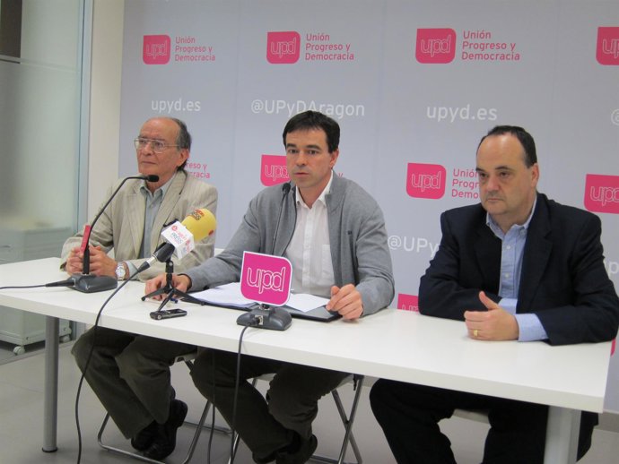 López Gascón, Herzog y López, en rueda de prensa de pre-campaña