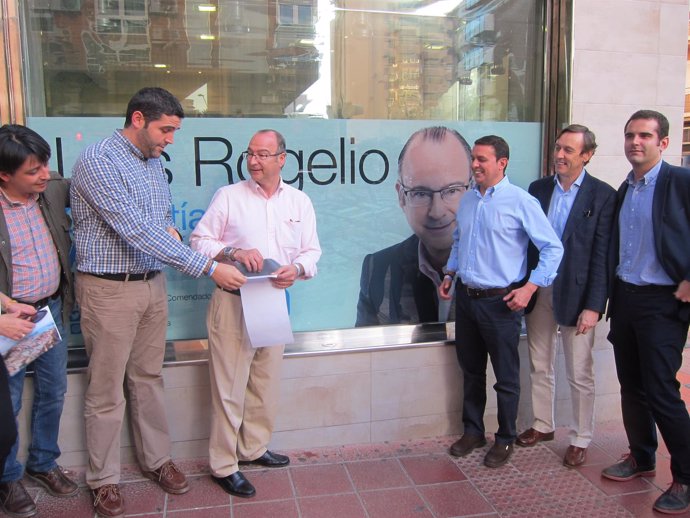 Pegada ficticia de carteles del PP de Almería