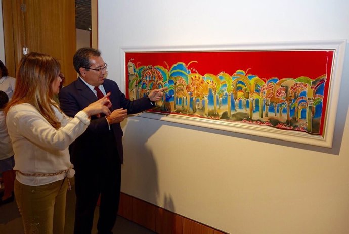 Antonio Pulido y Lucila Veloz contemplan el cuadro sobre la Mezquita