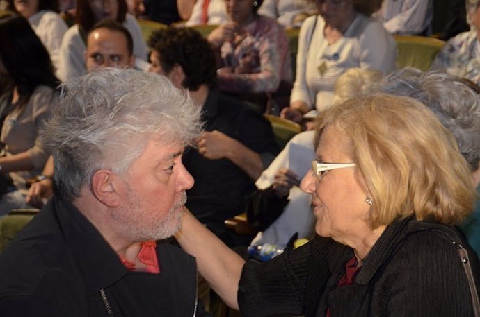 Pedro Almodóvar con la candidata a la Alcaldía de Madrid Manuela Carmena