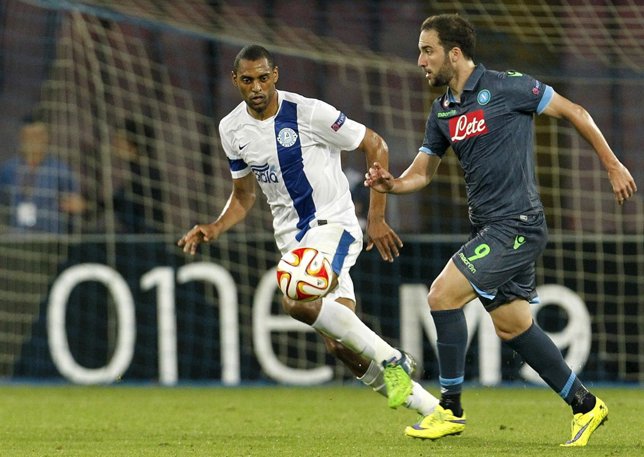 Higuain pelea con Douglas, del Dnipro, en semifinales de Europa League