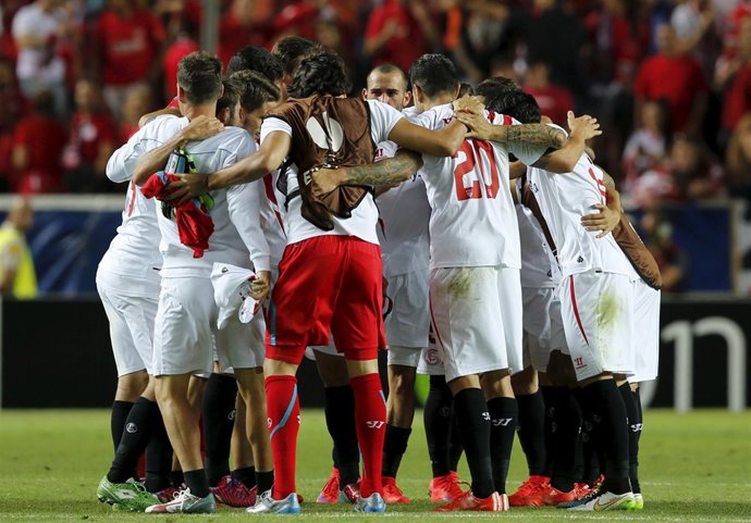 El Sevilla celebra el triunfo ante la Fiorentina en Europa League