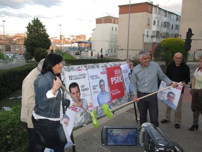 Pegada de carteles del PSOE en Zamora