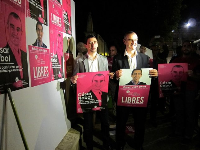 Pegada de carteles de los candidatos de UPyD, César Nebot y Rubén Juan Serna