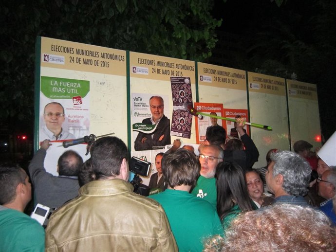Pegada de carteles en Cáceres de eXtremeños.