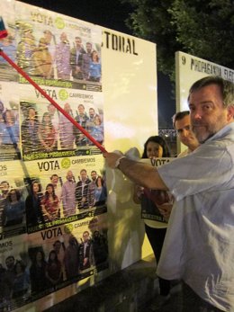 El candidato de Cambiemos Murcia, Ignacio Tornel, en la pegada de carteles