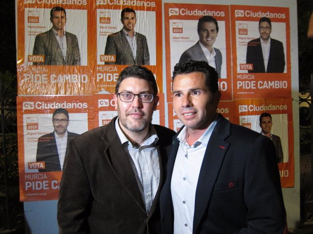 Miguel Sánchez y Mario Gómez, en la pegada de carteles