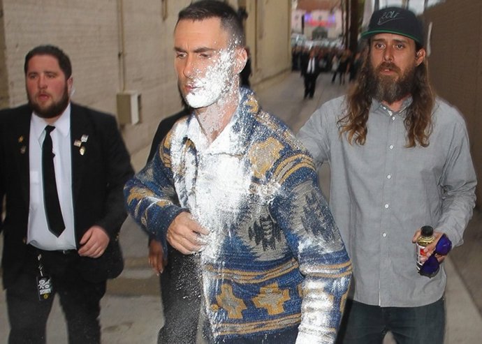 Un fan lanza harina a Adam Levine mientras acudia a un programa de televisionHol