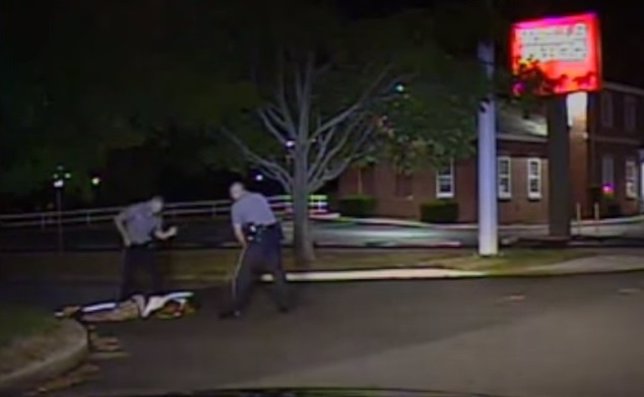 La policía de Dover lanza un vídeo en el que un agente da una patada a un negro