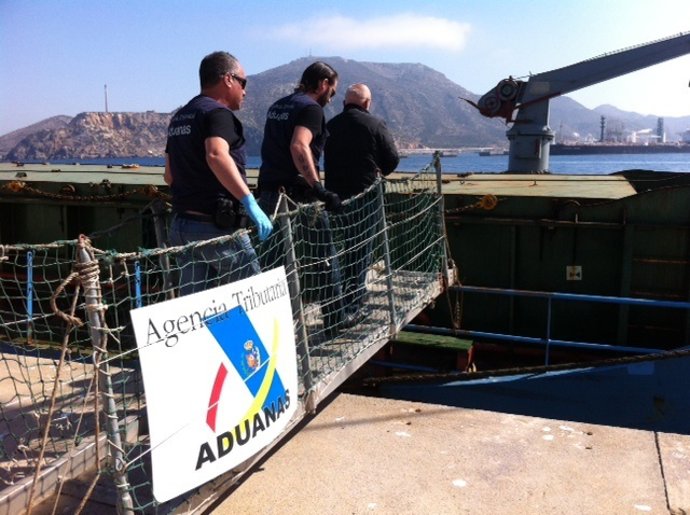 Agencia Tributaria intercepta un mercante en Cartagena con 1.800 kilos de hachís