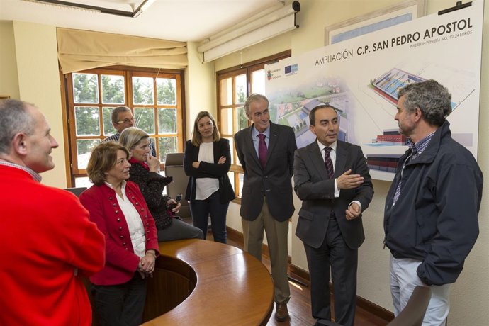 El consjero junto a la infografía