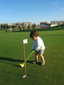 Niño con cardiopatía congénita juega al golf en Sotoverde (Valladolid)