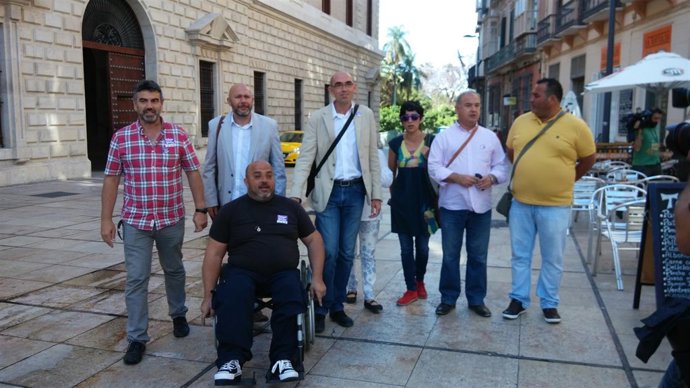 Zorrilla IU Málaga para la gente junto a la aduana museo bellas artes