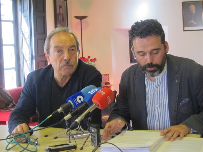 Wencesalo López y Ricardo Fernández,  retirada del medallón Franco