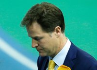 Clegg dimite por un golpe "más demoledor de lo temido"
