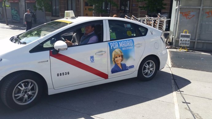 Taxi con publicidad de Aguirre