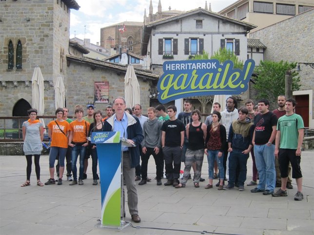 El candidato de EH Bildu Adolfo Araiz junto a jóvenes candidatos de la coalición