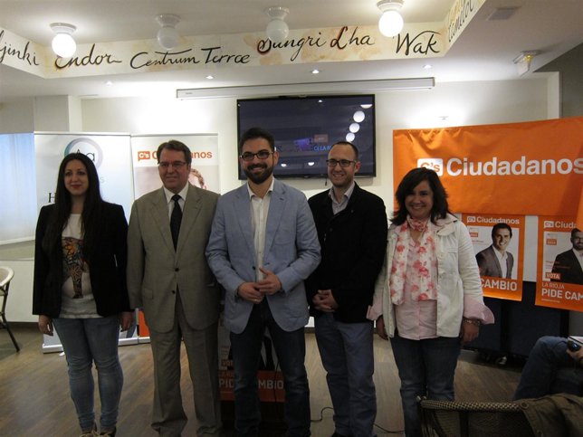 Diego Ubis, con varios miembros de su candidatura